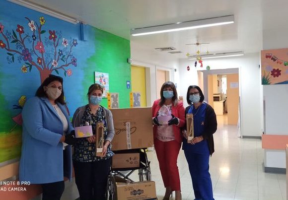 Προσφορά Δώρων Αγάπης Σε Παιδιά Του Παιδοαιματολογικού Τμήματος Του Παγνη Από Τους Παιδικούς Σταθμούς Βουκολιών, Σκινέ Και Κοντομαρί Του Νπδδ, Του Δήμου Πλατανιά