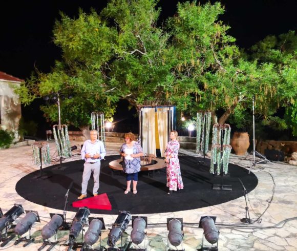 Με επιτυχία η παράσταση του ΔΗΠΕθΕΚ στο θέατρο “Αλέξης Μινωτής” στον Άγιο Αντώνιο Κολυμπαρίου, στον Δήμο Πλατανιά