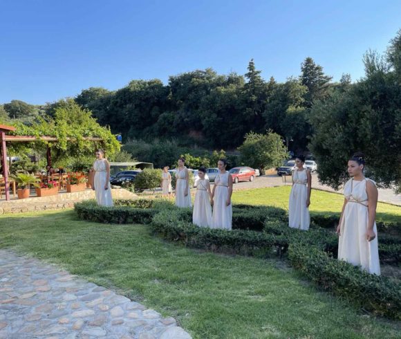 Κοπή Κότινου Από Τη Μνημειακή Ελιά Των Βουβών  Στο Πλαίσιο Της Διεξαγωγής Του 5ου Μαραθωνίου Κρήτης- Αφιερωμένου Στον Μακαριστό Μητροπολίτη Κισσάμου Και Σελίνου Ειρηναίο Γαλανάκη