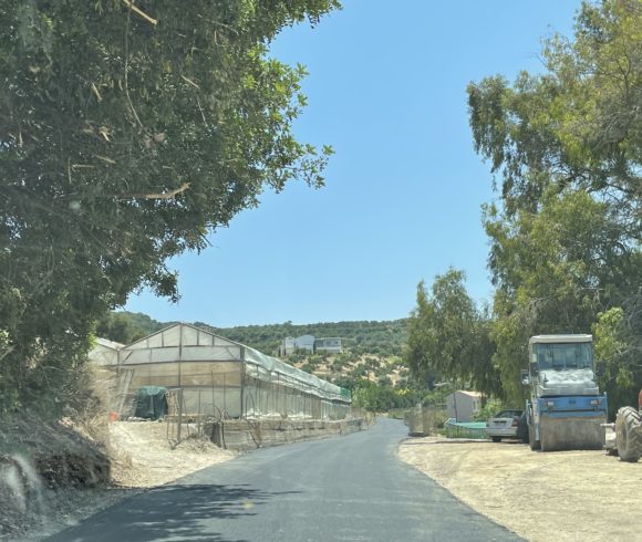 Ολική Ανακατασκευή Με Τοποθέτηση Νέου Ασφαλτοτάπητα, Καθώς Και Κατασκευή Τεχνικών Έργων Στην Οδό Που Συνδέει Την Π.Ε.Ο. Με Το Αγ.Γεώργιο Δρακιανών Στον Πλατανιά