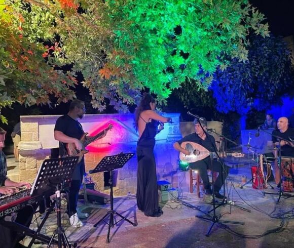 Ένα μουσικό ταξίδι σε «κρυμμένα μονοπάτια» με τη βιολονίστρια Μαρία Μανουσάκη, στη Λιθόκτιστη Κρήνη οικισμού Καμάρας Καλυδωνίας Κολυμβαρίου του Δήμου Πλατανιά.