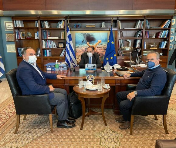 Συνάντηση του Γραμματέα της ΠΕΔ Κρήτης και Δημάρχου Πλατανιά κ. Γιάννη Μαλανδράκη και του Προέδρου της ΠΕΔ Κρήτης κ. Γιάννη Κουράκη με τον Υπουργό Ναυτιλίας και Νησιωτικής Πολιτικής κ. Γιάννη Πλακιωτάκη