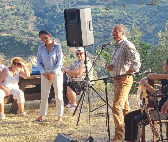 Με επιτυχία ολοκληρώθηκε η 1 δράση “Κορυφών Αντάμωμα” με πεζοπορική διαδρομή και συναυλία με τον Βασίλη Σκουλά στο λόφο του Αγίου Γεωργίου, στις Βρύσες Κυδωνίας, του Δήμου Πλατανιά