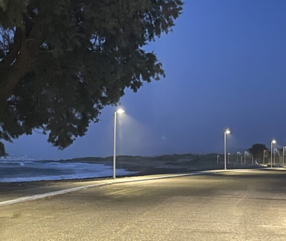 Σε λειτουργία το νέο δίκτυο ηλεκτροφωτισμού στην παραλία του Ταυρωνίτη, του Δήμου Πλατανιά
