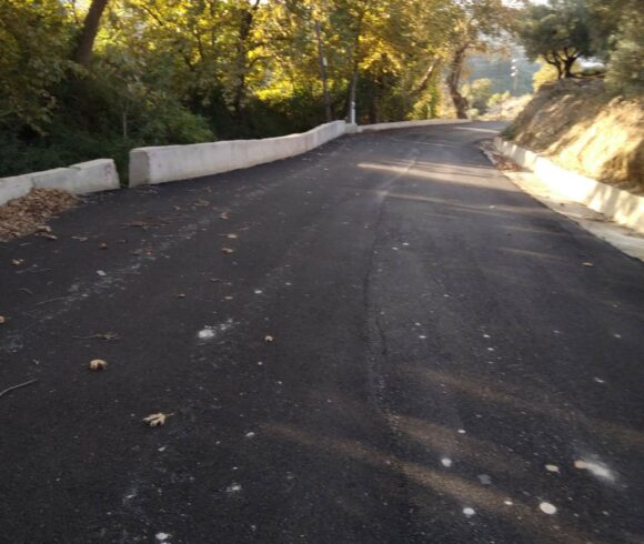 Ασφαλτόστρωση σε υποδομές  Οδοποιίας, στις Κοινότητες Γλώσσας και Δελιανών , στην ΔΕ Κολυμβαρίου,  του Δήμου Πλατανιά