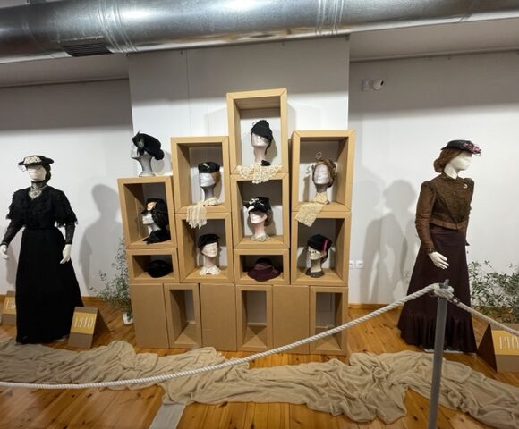 Συνεχίζεται η έκθεση του Λυκείου των Ελληνίδων Χανίων “ΑΠΟ ΤΗ ΧΕΙΡΑΓΩΓΗΣΗ ΣΤΗ ΧΕΙΡΑΦΕΤΗΣΗ” Η ΑΣΤΙΚΗ ΓΥΝΑΙΚΕΙΑ ΕΝΔΥΜΑΣΙΑ ΤΟΥ 20ου ΑΙΩΝΑ ΣΤΑ ΧΑΝΙΑ, στο Πολύκεντρο Βουκολιών του Δήμου Πλατανιά