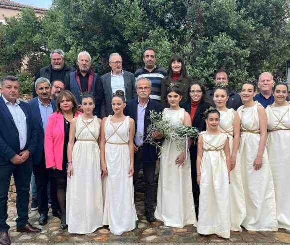 Κοπή κότινου από την Αρχαία Ελιά Βουβών στο πλαίσιο του 7ου Μαραθωνίου Κρήτης, από τον Δήμο Πλατανιά