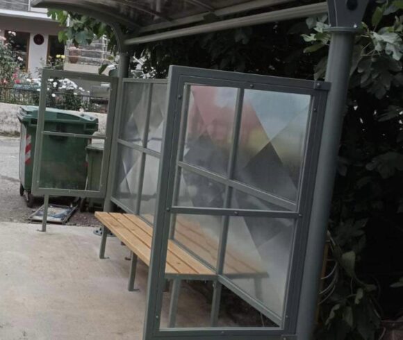 Προμήθεια και τοποθέτηση νέων στεγάστρων σε στάσεις λεωφορείων στον Δήμο Πλατανιά
