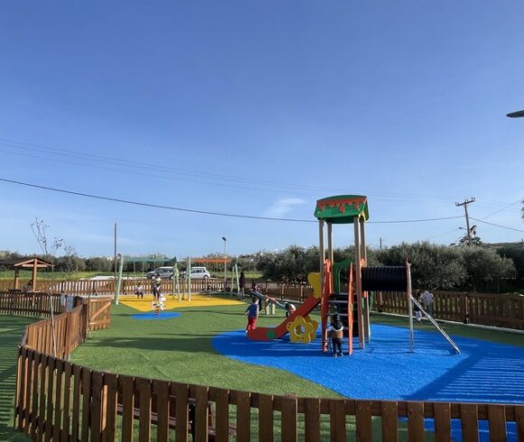 Ολοκληρώθηκε η ανάπλαση Νέου Υπαίθριου Χώρου με τη δημιουργία Παιδικής Χαράς και χώρου Αθλητικών Δραστηριοτήτων στην Δημοτική Κοινότητα Καμισιανών, του Δήμου Πλατανιά Ολοκληρώθηκε η ανάπλαση Νέου Υπαίθριου Χώρου με τη δημιουργία Παιδικής Χαράς και χώρου Αθλητικών Δραστηριοτήτων στην Δημοτική Κοινότητα Καμισιανών, του Δήμου Πλατανιά